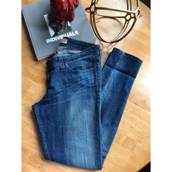 Levis | Demi Curve | Medium Wash Jeans - Picture 1 of 8